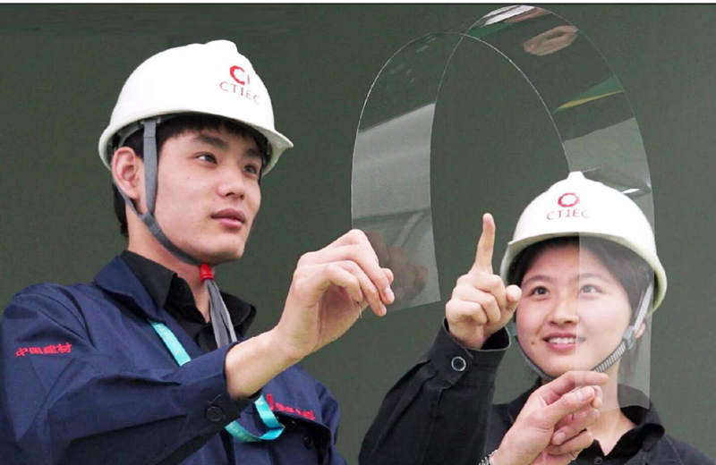 中建材蚌埠玻璃工业设计研究院研发的超薄电子触控玻璃。（资料图片）